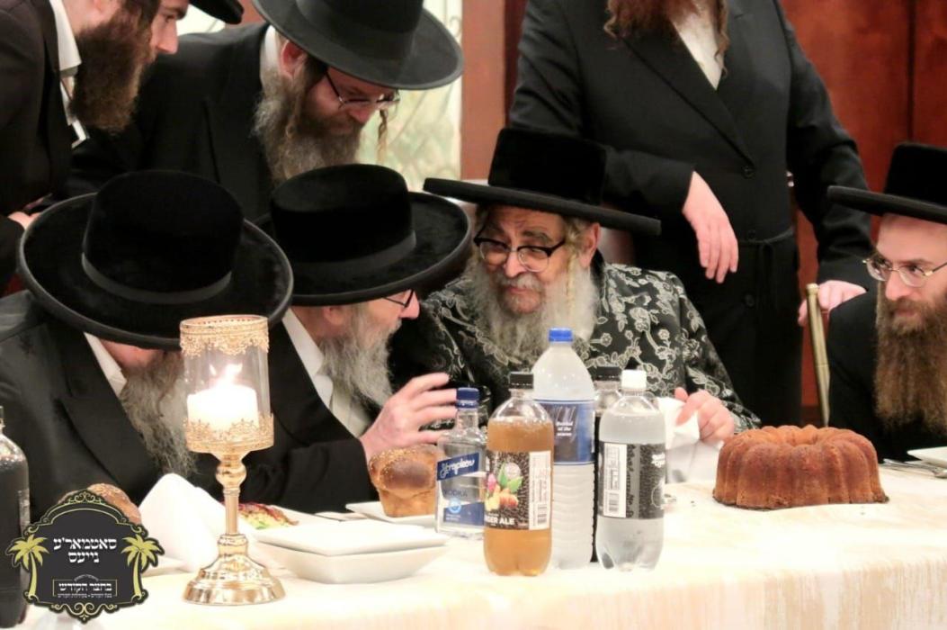 כ''ק רבינו הגה''ק שליט''א ביי די אסיפה מיט די חברה