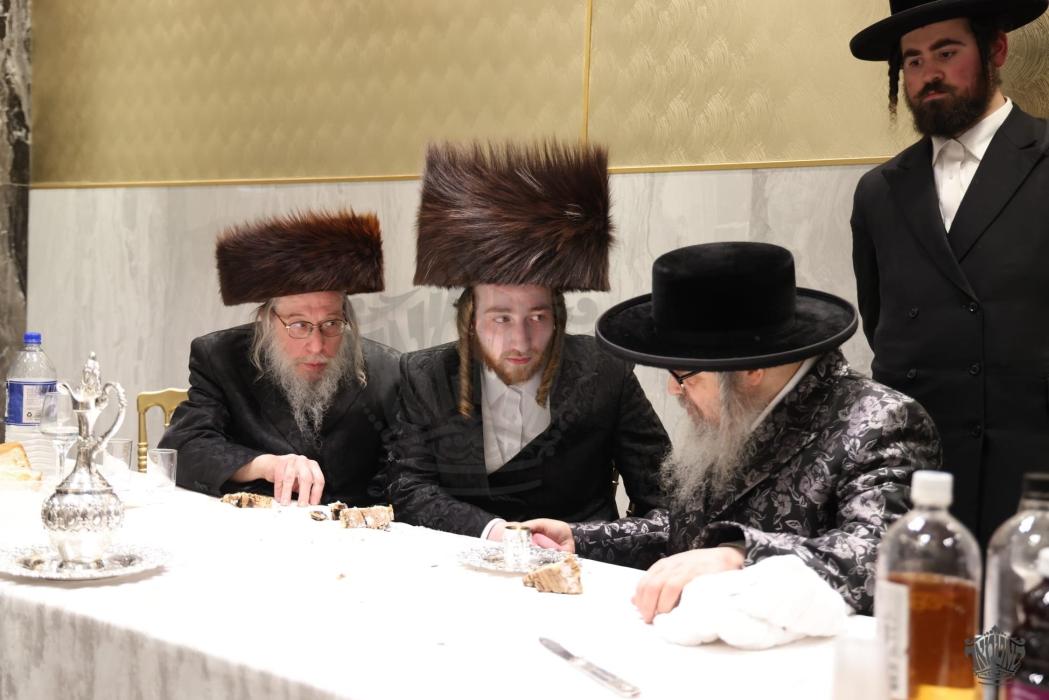 כ"ק מרן אדמו"ר שליט"א ביים שבע ברכות פון החתן כמר 