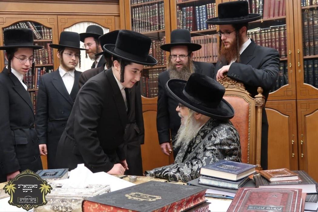 תלמידי ישיבה קטנה באבוב 45 פון ב''פ בקו''פ אצל כ''