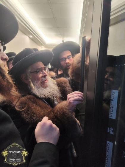 כ''ק רבינו הגה''ק שליט''א ביי קביעות מזוזה אין ביה