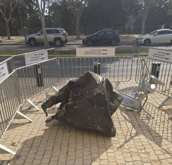 א שטיק ברוכווארג פון אן איראנער מיסיל איז געפאלן נ