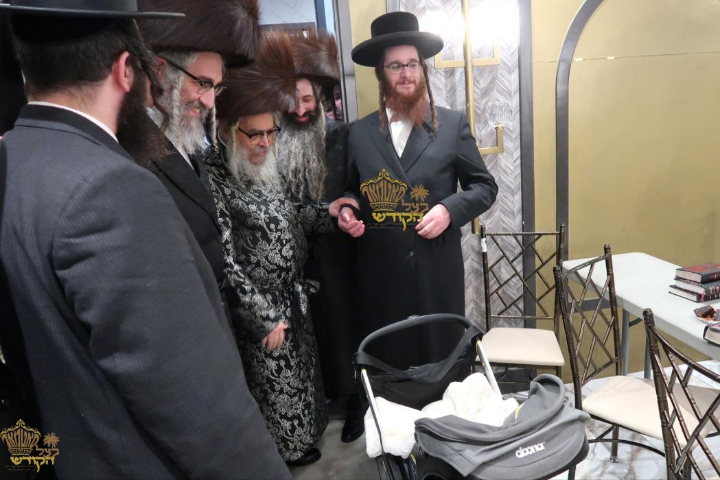 🌴בצל הקודש🌴 
רבינו שליט"א ביים שמחת הוואכנאכט לבן 