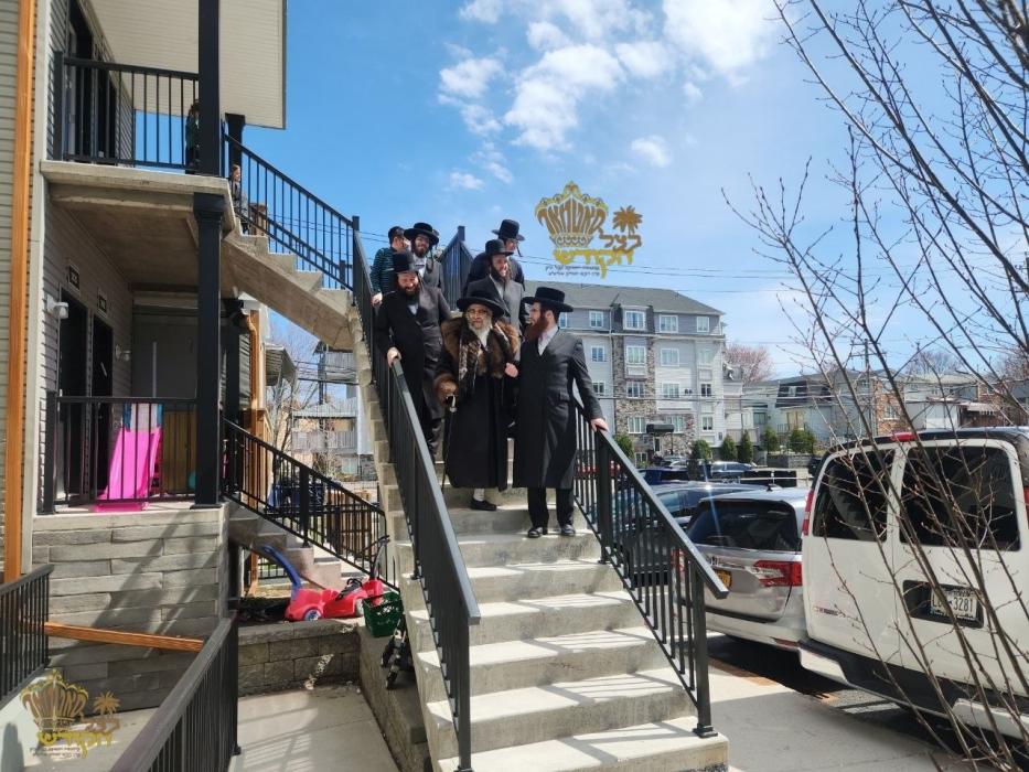 🌴בצל הקודש🌴 
רבינו שליט''א ביי קביעות מזוזה בביתו 