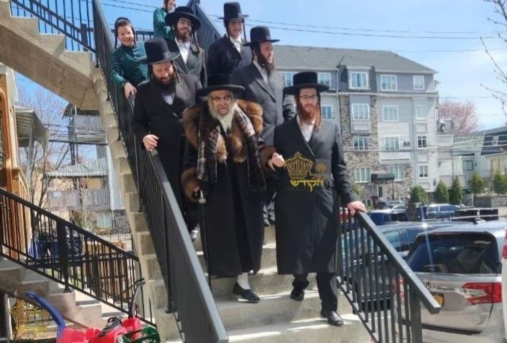 🌴בצל הקודש🌴 
רבינו שליט''א ביי קביעות מזוזה בביתו 