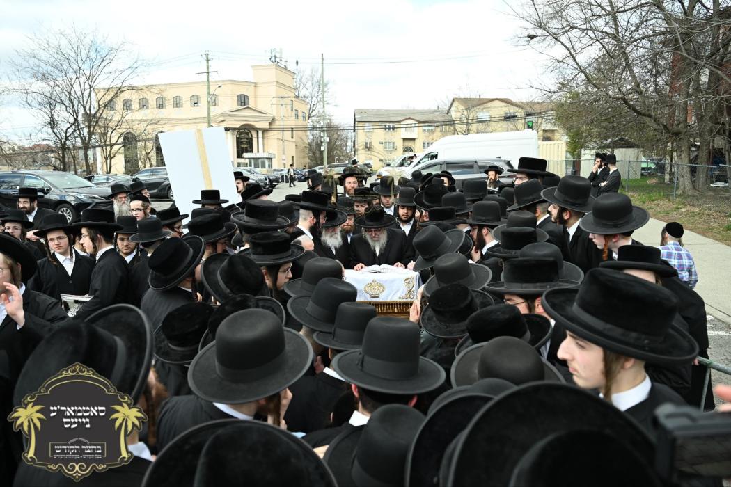 כ''ק רבינו הגה''ק שליט"א ביי שריפת חמץ פארענט פון 