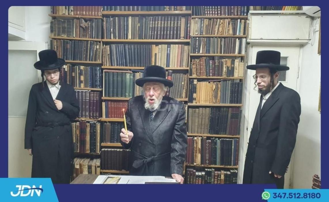 האדמו"ר מקאפיטשניץ ביי בדיקת חמץ.