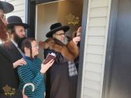 🌴בצל הקודש🌴 
רבינו שליט''א ביי קביעות מזוזה בביתו 