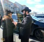 🌴בצל הקודש🌴 
רבינו שליט''א ביי קביעות מזוזה בביתו 