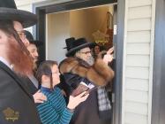 🌴בצל הקודש🌴 
רבינו שליט''א ביי קביעות מזוזה בביתו 