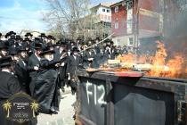 כ''ק רבינו הגה''ק שליט"א ביי שריפת חמץ פארענט פון 