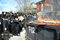 כ''ק רבינו הגה''ק שליט"א ביי שריפת חמץ פארענט פון 