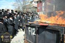 כ''ק רבינו הגה''ק שליט"א ביי שריפת חמץ פארענט פון 