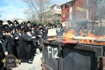 כ''ק רבינו הגה''ק שליט"א ביי שריפת חמץ פארענט פון 