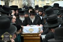 כ''ק רבינו הגה''ק שליט"א ביי שריפת חמץ פארענט פון 