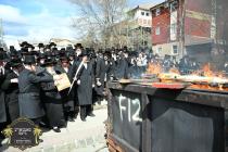 כ''ק רבינו הגה''ק שליט"א ביי שריפת חמץ פארענט פון 