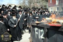 כ''ק רבינו הגה''ק שליט"א ביי שריפת חמץ פארענט פון 