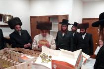 🌴בצל הקודש🌴 
רבינו שליט''א ביים מסדר זיין די מצות 