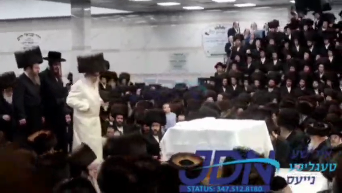 האדמו"ר מסאטמאר ביי נעילת החג מוצאי פסח.