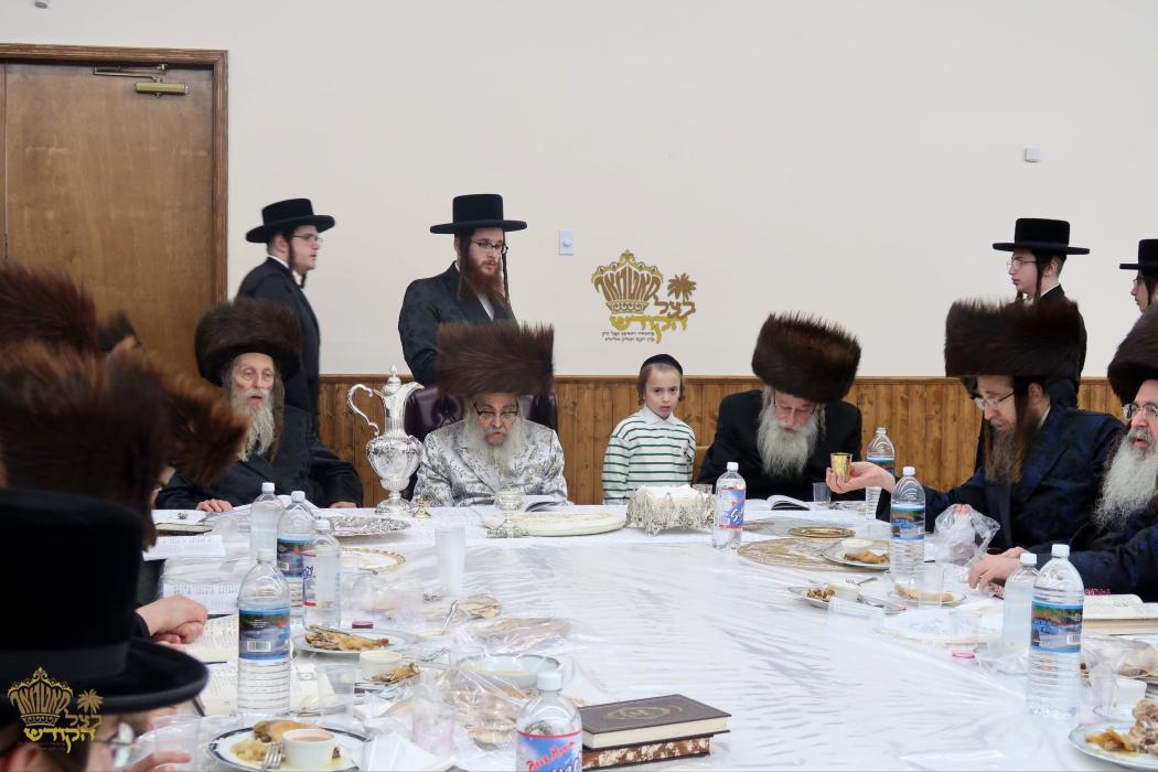 🌴בצל הקודש🌴 
רבינו שליט"א ביים סעודת ברית בביתו נא