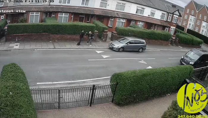 מאנטשעסטער - א שומרים מיטגליד ביים ארויסגעהאלפן מי