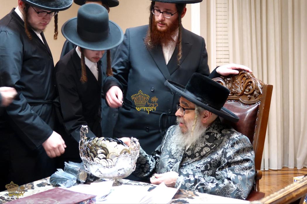 🌴בצל הקודש🌴
רבינו שליט''א ביים בענטשן די מטבעות פא