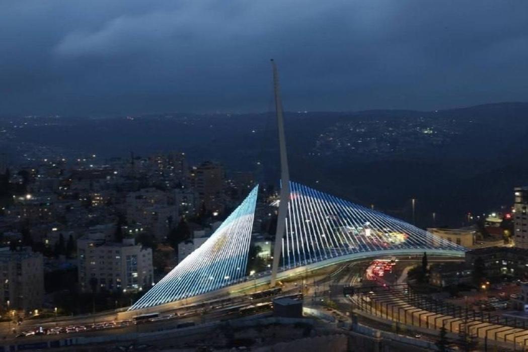 די שטריק בריק אין ירושלים ווערט באלאכטן מיט דער אר