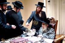 🌴בצל הקודש🌴
רבינו שליט''א ביים בענטשן די מטבעות פא