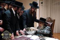 כ''ק רבינו הגה''ק שליט''א ביים בענטשן מטבעות פאר ח