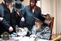 כ''ק רבינו הגה''ק שליט''א ביים בענטשן מטבעות פאר ח