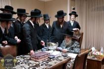 כ''ק רבינו הגה''ק שליט''א ביים בענטשן מטבעות פאר ח