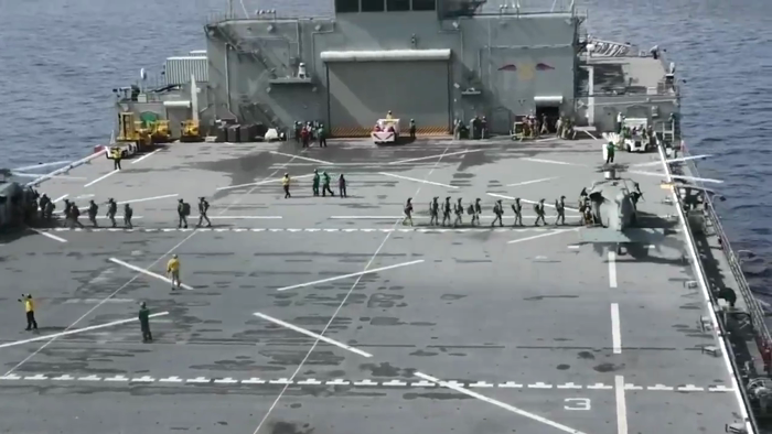 אמעריקאנער זעלנער פאלן איבער אן אויל טאנקיר שיף וו