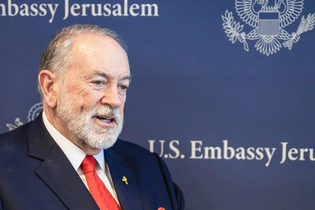 באריכטן: אמעריקאנער אמבעסאדאר מייק האקעבי איז געוו