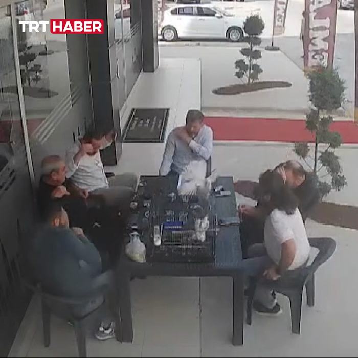 קאמישע סצענע אין טערקיי ווען א גרופע לייט פארברענג