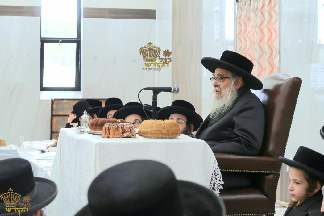 🌴בצל הקודש🌴
רבינו שליט"א ביים מסיבת לחיים נאך תפיל