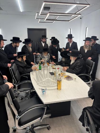 כ"ק מרן אדמו"ר שליט"א באזוכט אין די נייע אפיסעס אי