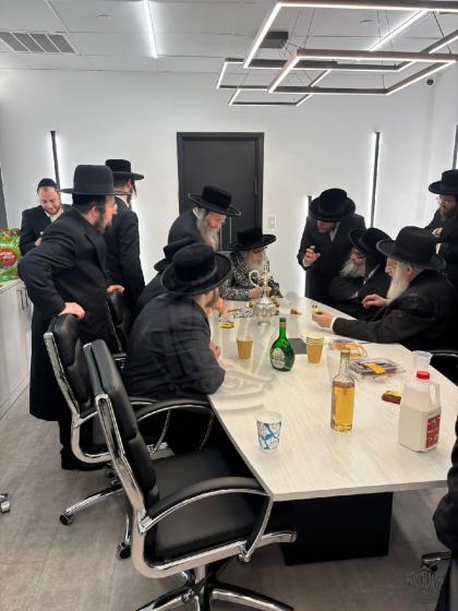 כ"ק מרן אדמו"ר שליט"א באזוכט אין די נייע אפיסעס אי