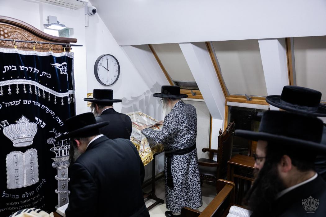 בגלל אבות תושיע בנים, ותביא גאולה לבני בניהם

 אמי