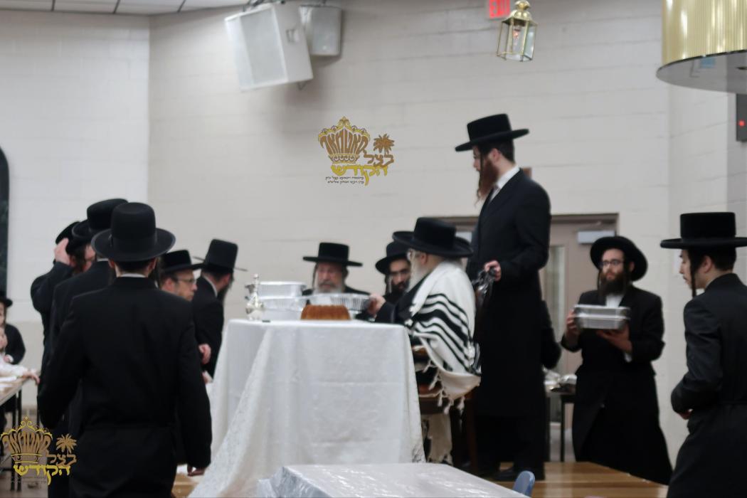 🌴בצל הקודש🌴 
רבינו שליט"א ביים מסיבת לחיים היינט נ
