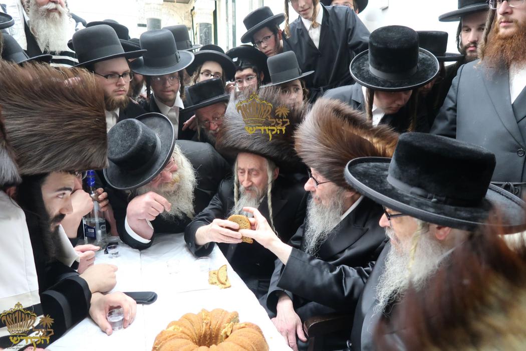 🌴בצל הקודש🌴 
רבינו שליט"א ביים מסיבת לחיים נאכן בר