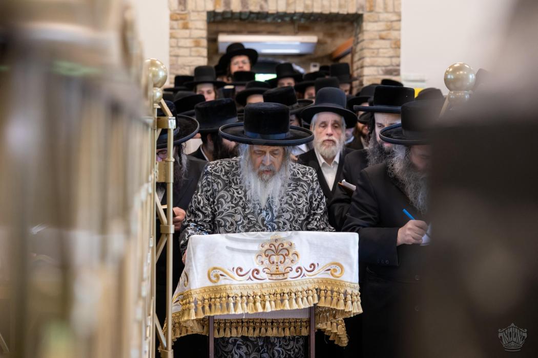 כ"ק מרן רבינו שליט"א ביים פוקד זיין ציון המציונת פ