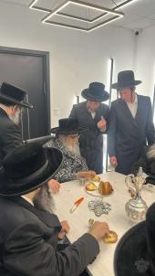 כ"ק מרן אדמו"ר שליט"א באזוכט אין די נייע אפיסעס אי