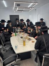 כ"ק מרן אדמו"ר שליט"א באזוכט אין די נייע אפיסעס אי