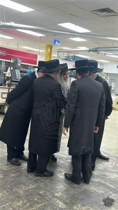 כ"ק מרן אדמו"ר שליט"א באזוכט אין די נייע אפיסעס אי