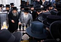 בגלל אבות תושיע בנים, ותביא גאולה לבני בניהם

 אמי