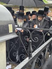 לקדושים אשר באר"ץ "קראקע" המה

היינט זונטאג אינדער