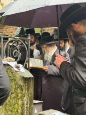 לקדושים אשר באר"ץ "קראקע" המה

היינט זונטאג אינדער