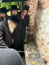 לקדושים אשר באר"ץ "קראקע" המה

היינט זונטאג אינדער