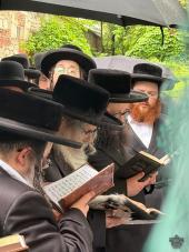 לקדושים אשר באר"ץ "קראקע" המה

היינט זונטאג אינדער