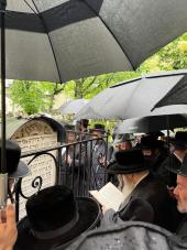 לקדושים אשר באר"ץ "קראקע" המה

היינט זונטאג אינדער