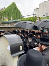 לקדושים אשר באר"ץ "קראקע" המה

היינט זונטאג אינדער